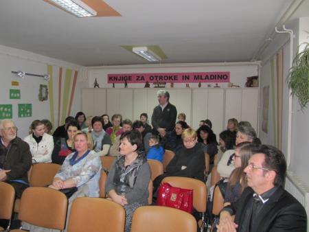 Okrogla miza Otrok v rejništvu = otrok med dvema družinama 12